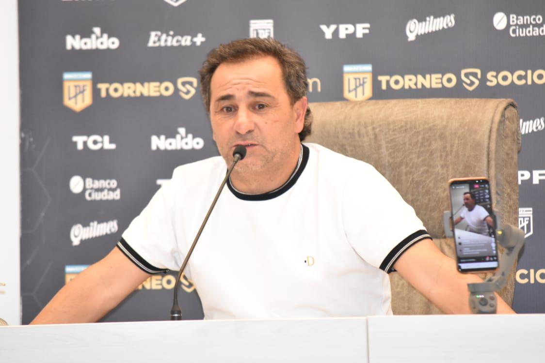 Bomba- Gustavo Sapito Coleoni se despidioacute de los jugadores de Central Coacuterdoba