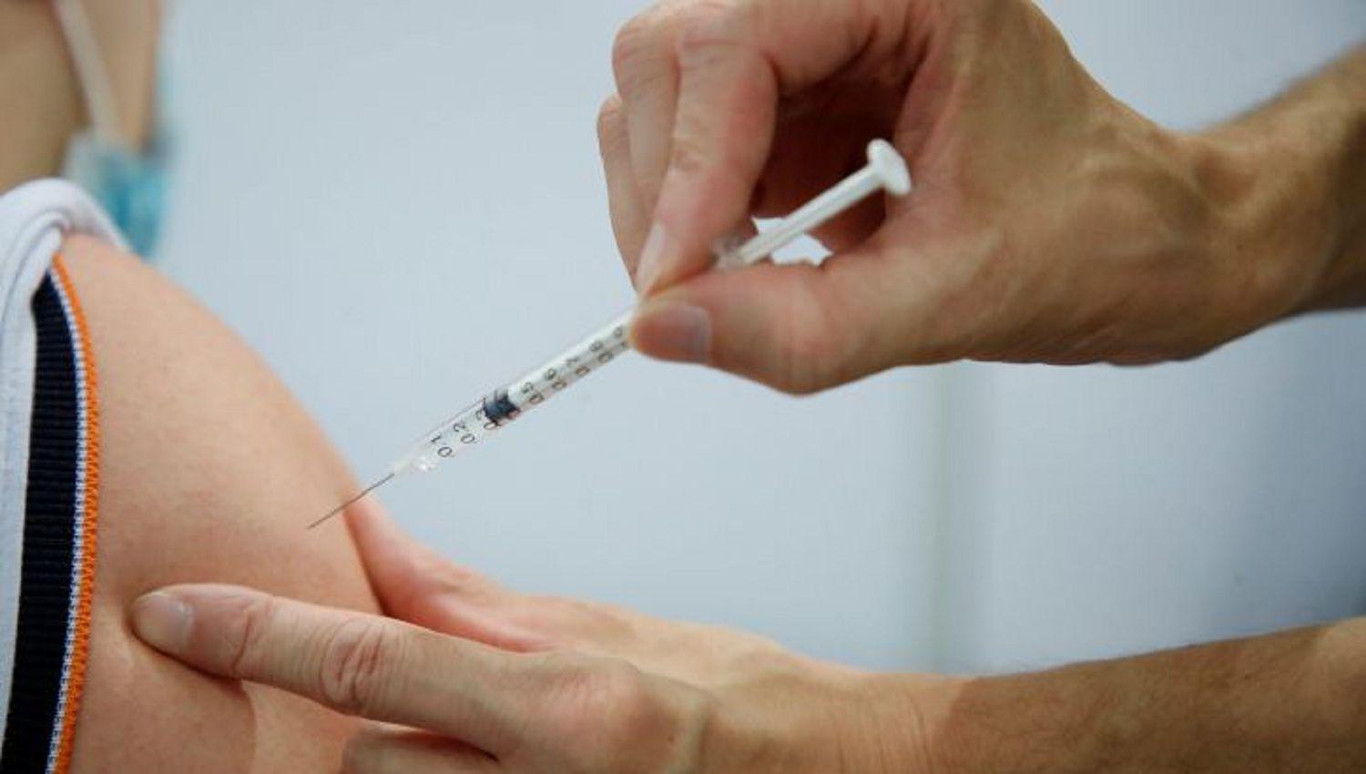 El Gobierno nacional evaluaraacute en noviembre la posibilidad de reforzar con tercera dosis