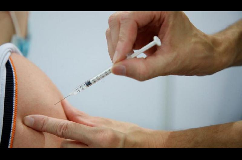 El Gobierno nacional evaluaraacute en noviembre la posibilidad de reforzar con tercera dosis