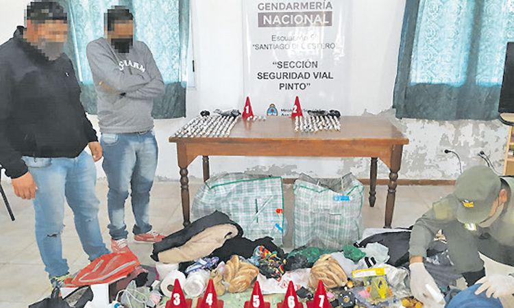 Descubren a dos bolivianos con 246 caacutepsulas de cocaiacutena