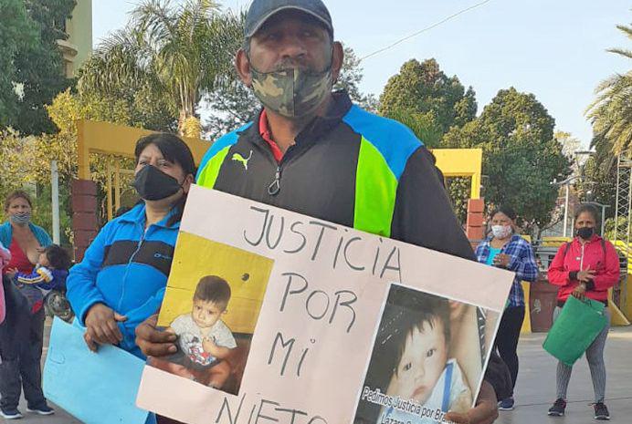 Familiares del pequentildeo de catorce meses golpeado con un palo en la cabeza realizaron una marcha frente al Juzgado de La Banda