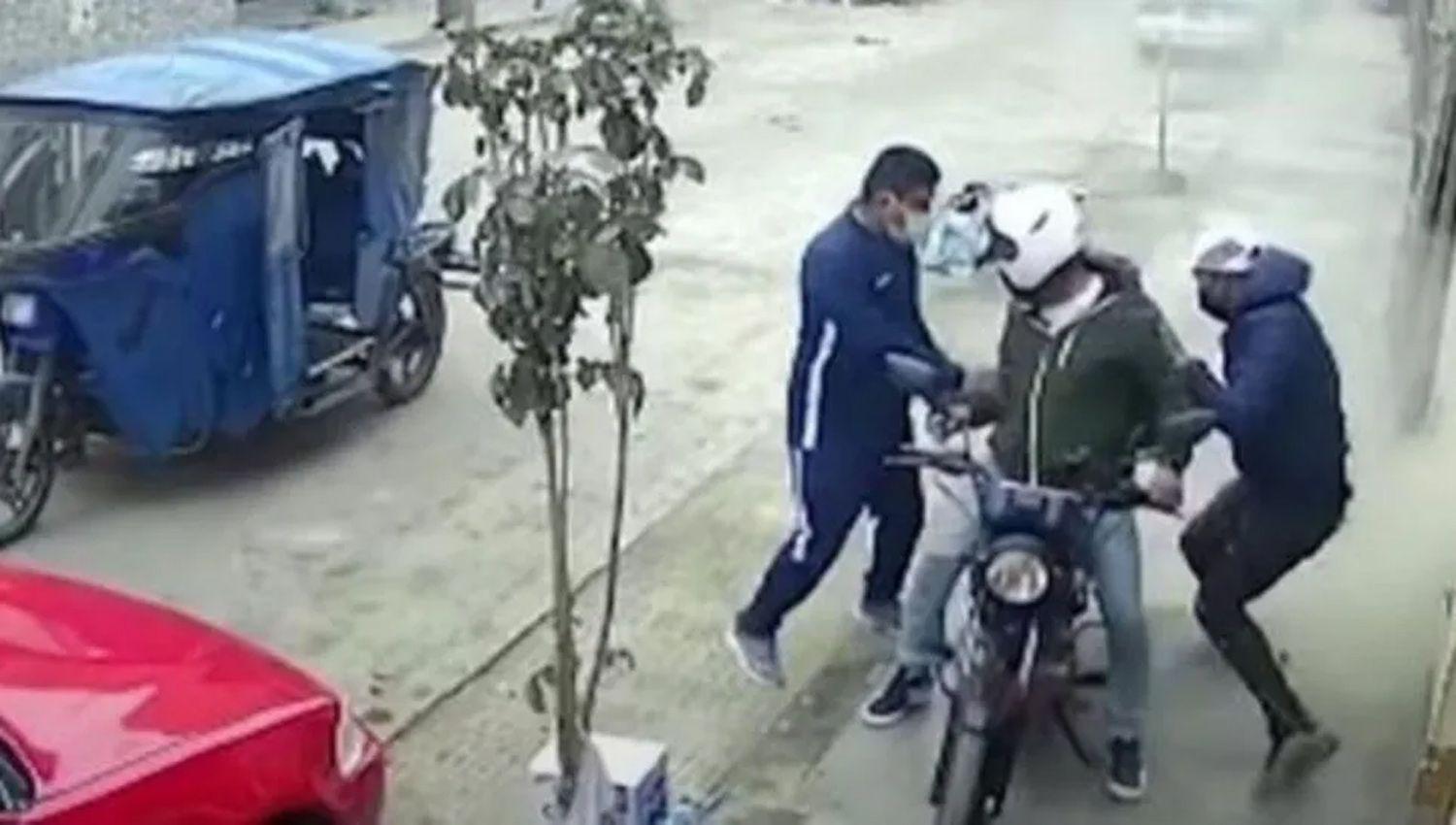 VIDEO  albantildeil evitoacute un robo arrojando una bolsa de cemento sobre los ladrones