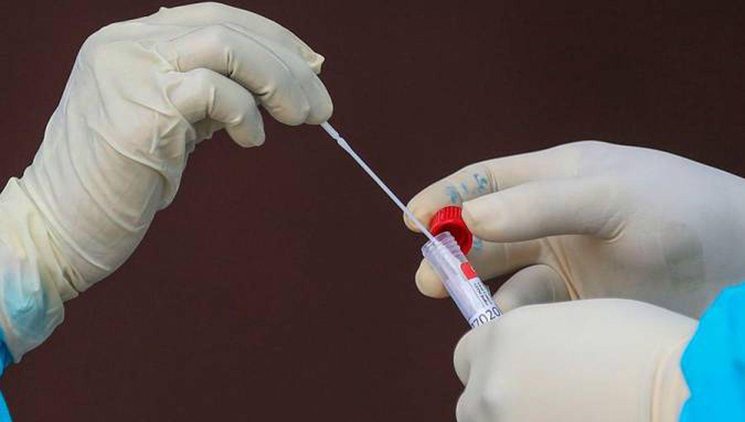 Proponen hisopados anales para los empleados que no se vacunen contra el Covid