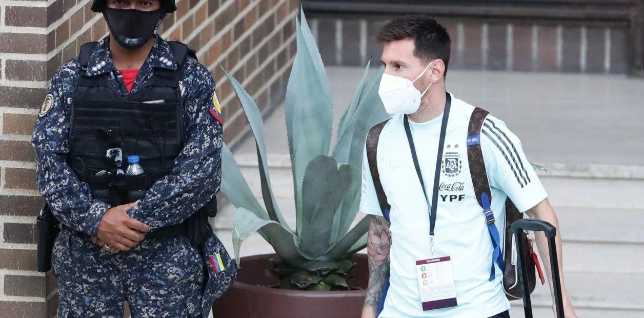 A Messi la patada del venezolano le sigue doliendo y lo dejoacute caminando asiacute
