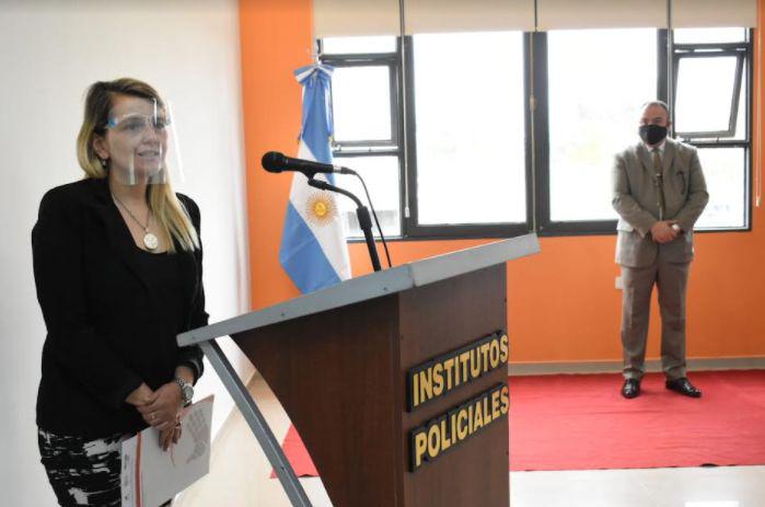 Policiacuteas santiaguentildeos se capacitan en tratamiento de casos de femicidio
