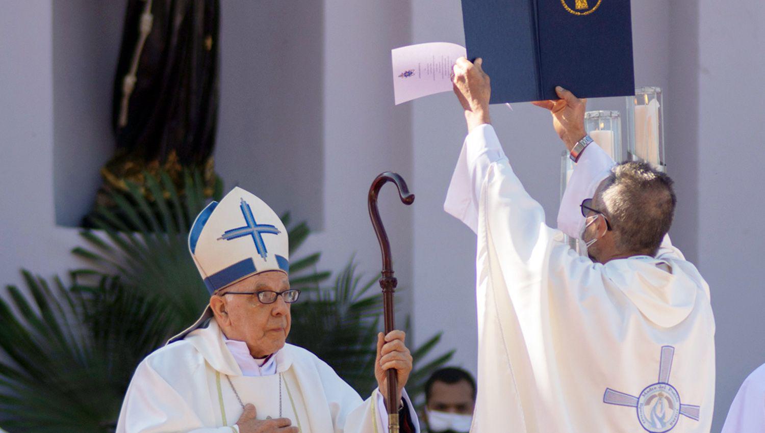 El delegado papal cardenal Luis Héctor Villalba recibe el pedido al papa Francisco