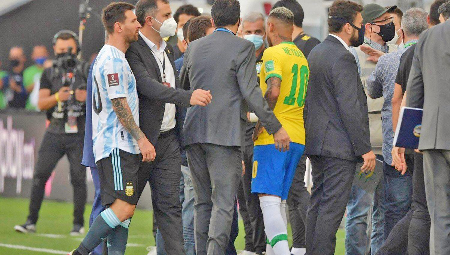 Papeloacuten mundial- Suspenden Brasil vs Argentina por interrupcioacuten sanitaria