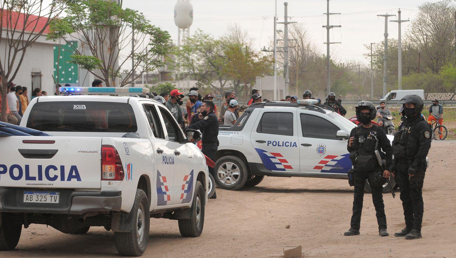 Los policías coparon al menos cuatro arterias de la zona
donde sucedieron los hechos ante lo imprevisible del suceso
