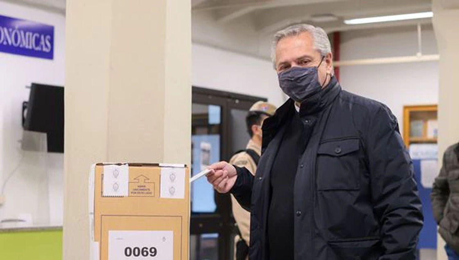 Alberto Fernaacutendez tras votar- ldquoCada vez que se vota hacemos maacutes fuerte la democraciardquo