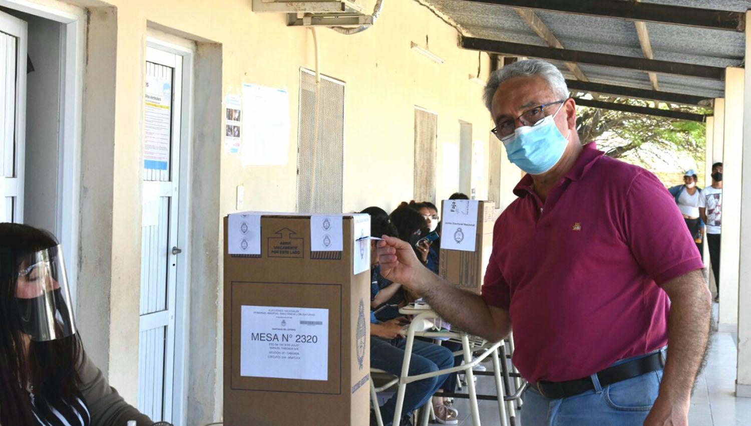 Tras emitir su voto el intendente de Antildeatuya resaltoacute la participacioacuten ciudadana