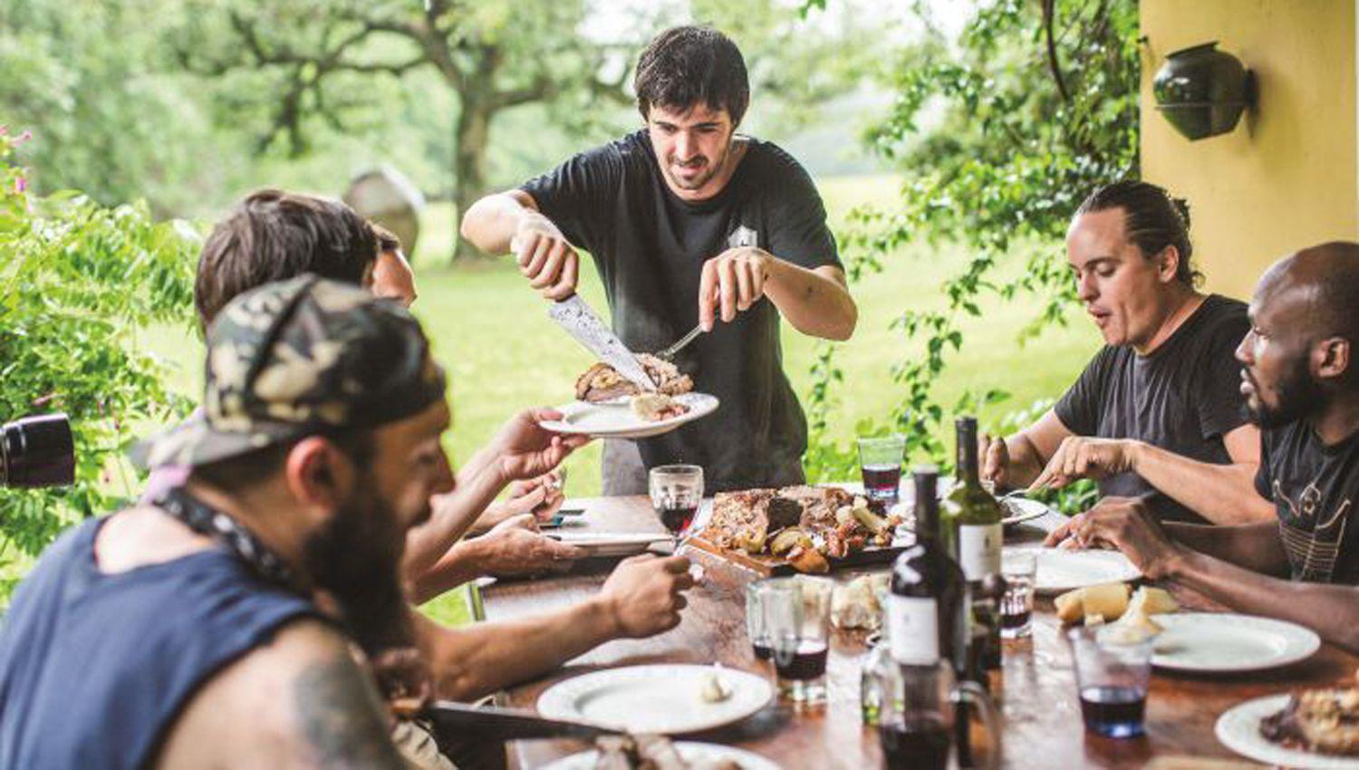 Logroacute el suentildeo del pibe- vive de hacer asados y lo siguen 3 M de personas