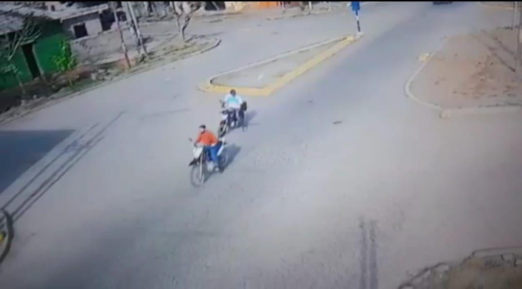 VIDEO-  Se poniacutea al lado de motociclistas y les arrebataba sus pertenencias