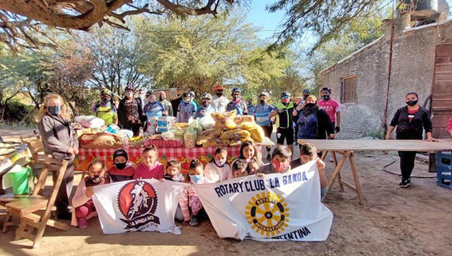Grupo de ciclistas solidarios llevoacute alimentos a un comedor infantil