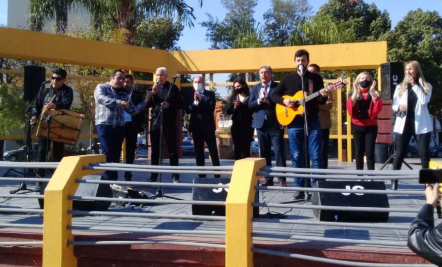 VIDEO  Neacutestor Garnica y Musha Carabajal le cantaron el cumpleantildeos a La Banda