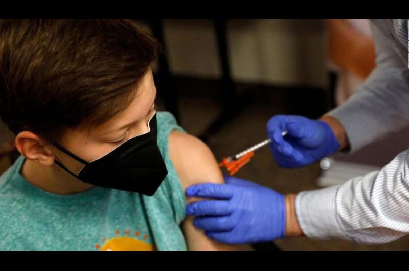 Comienza la vacunacioacuten contra Covid para adolescentes de 17 antildeos sin factores de riesgo con Pfizer