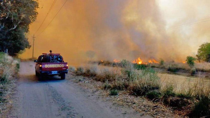 Voraz incendio de pastizales causoacute paacutenico entre pobladores