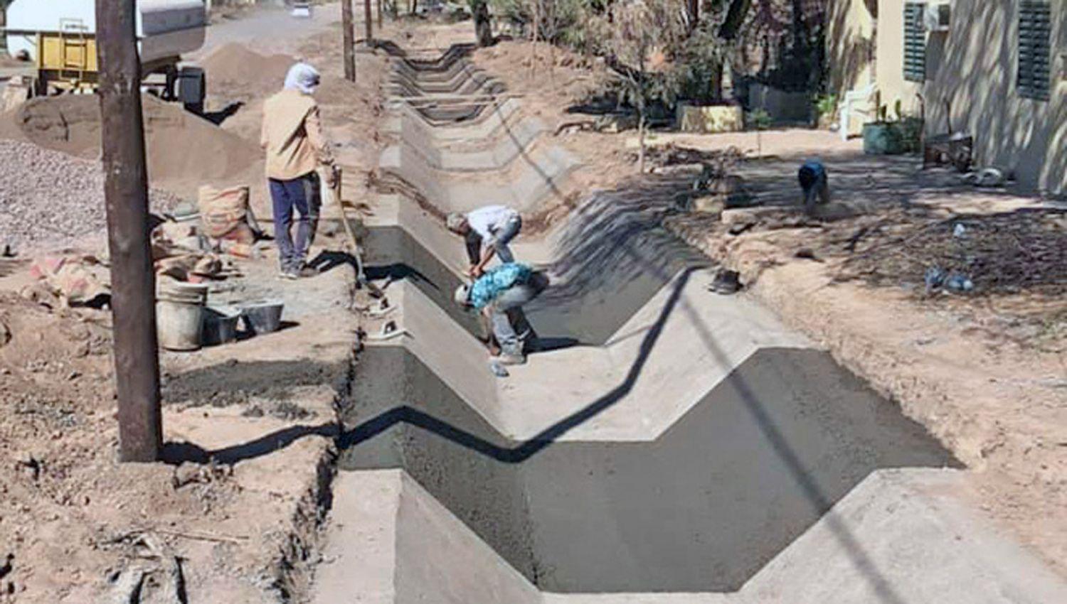 Destacan el avance de la obra del canal de desaguumle del barrio La Aguada en Sumampa