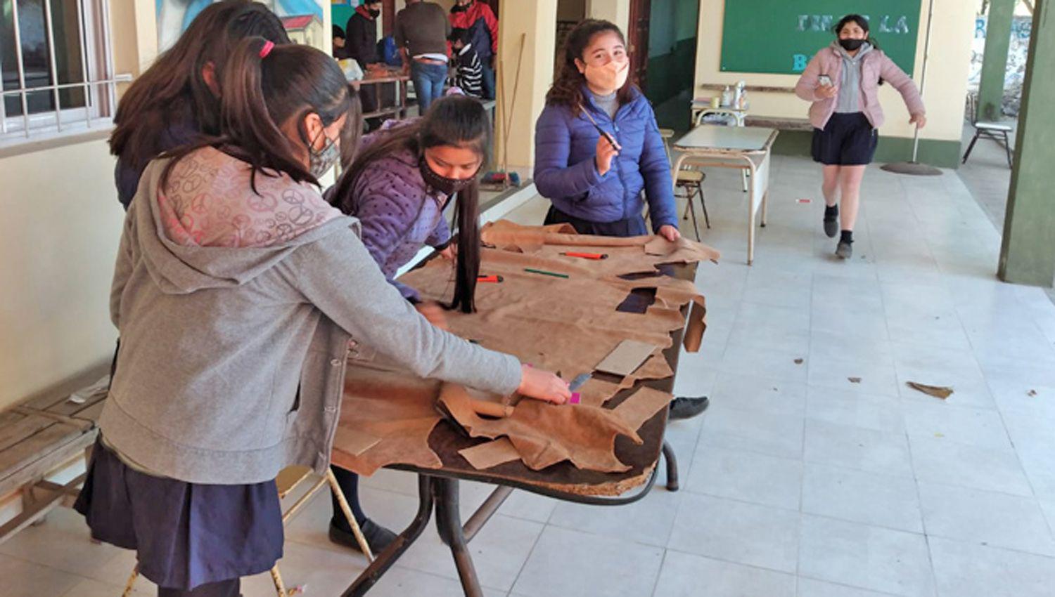 Alumnos de Jimeacutenez y Riacuteo Hondo desarrollan El arte de la talabarteriacutea