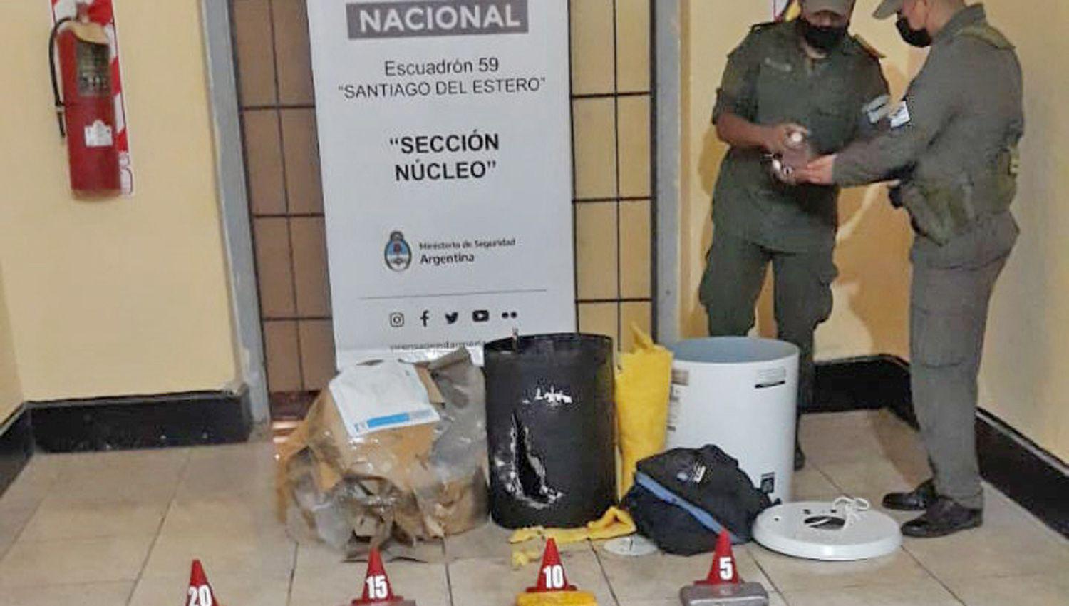 Gendarmes secuestran casi 21 kg de cocaiacutena de un colectivo acondicionada en un termotanque
