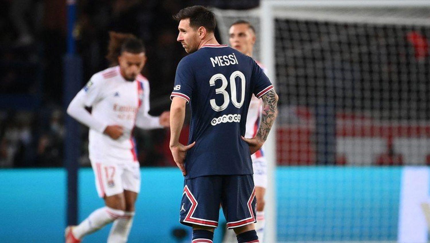 Lionel Messi se lesionoacute y seraacute baja en los proacuteximos partidos del Pariacutes Saint Germain