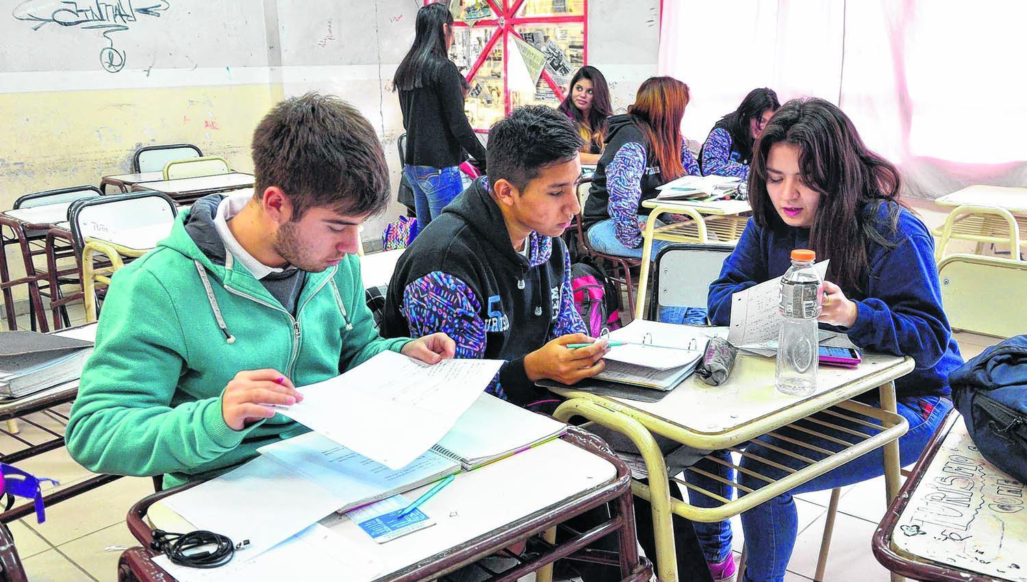 Invertiraacuten 5 mil millones de pesos para buscar alumnos que abandonaron la escuela