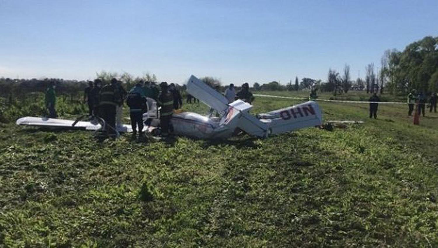 Una avioneta cayoacute a metros de una Autopista