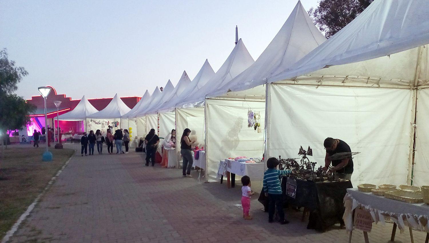 La feria de artesanos es una tradición en Beltr�n y fue el punto de encuentro de los vecinos