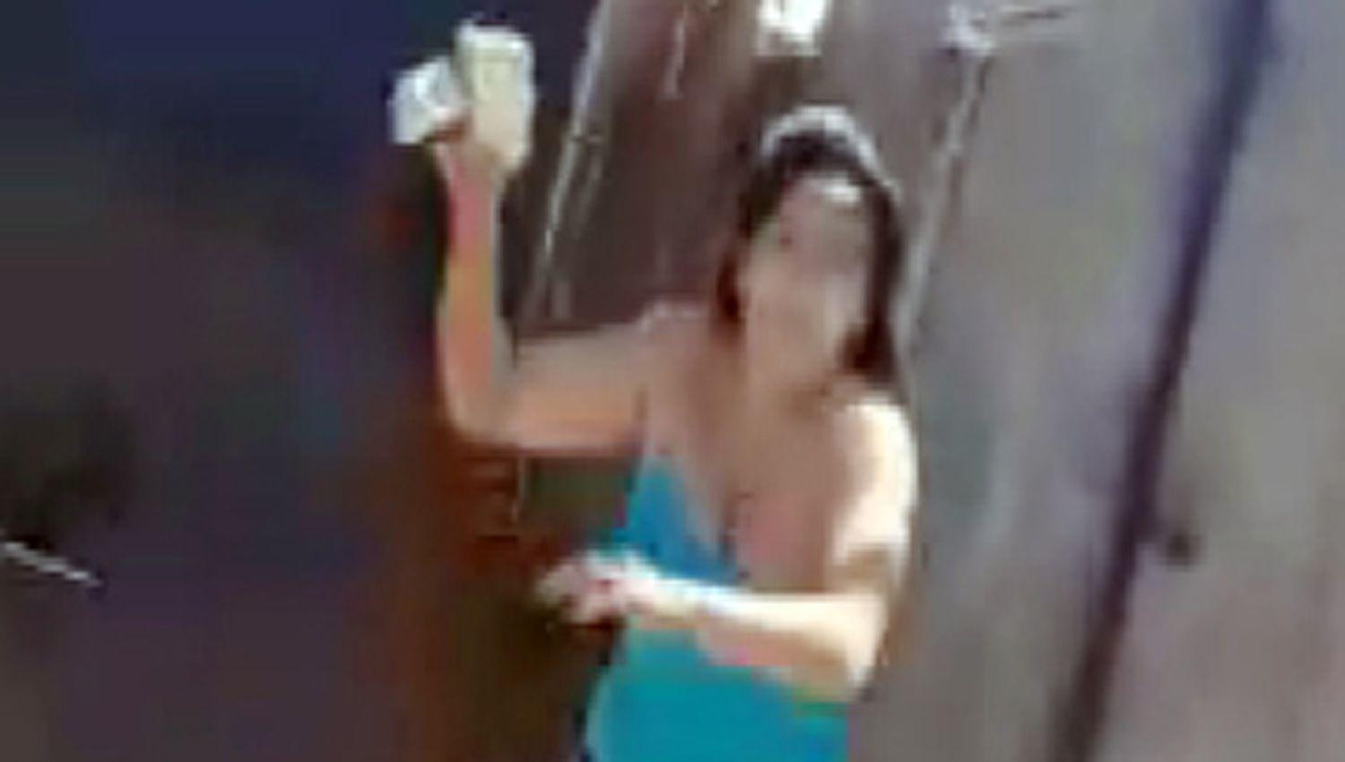 Un albantildeil filmoacute a su pareja golpeaacutendolo