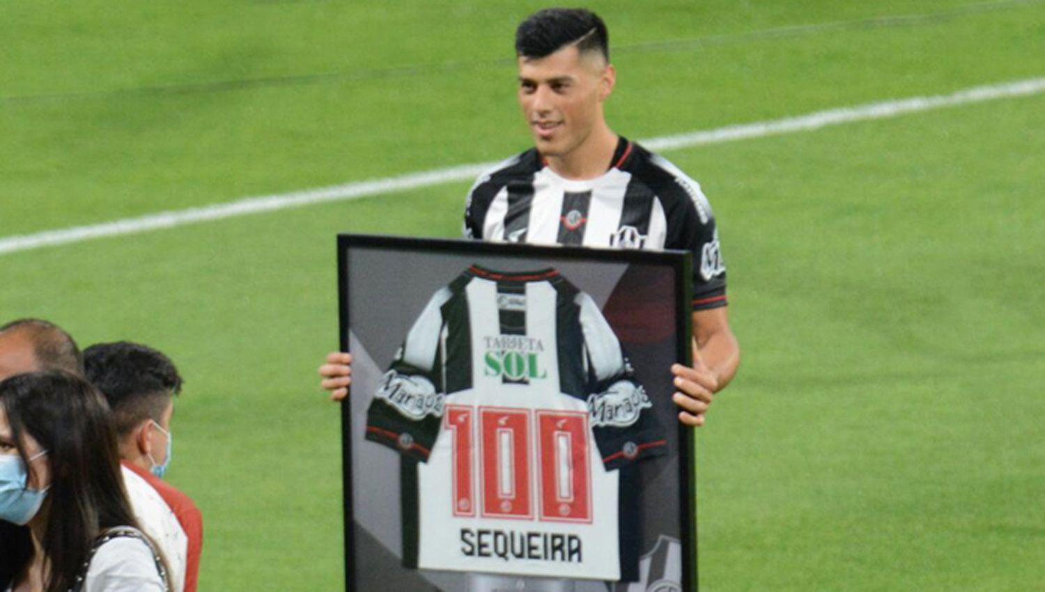 Central Coacuterdoba distinguioacute a Sequeira por sus 100 partidos en el Ferroviario