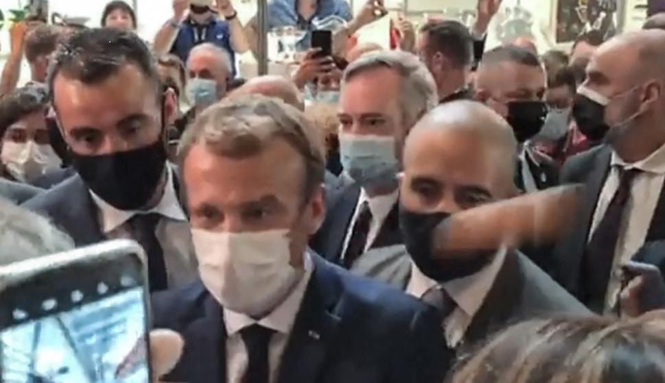VIacuteDEO- Le tiraron un huevo en la espalda al presidente franceacutes Emmanuel Macron