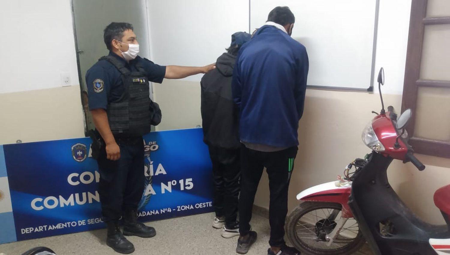 Luego de robar una moto intentaron huir en colectivo pero fueron detenidos