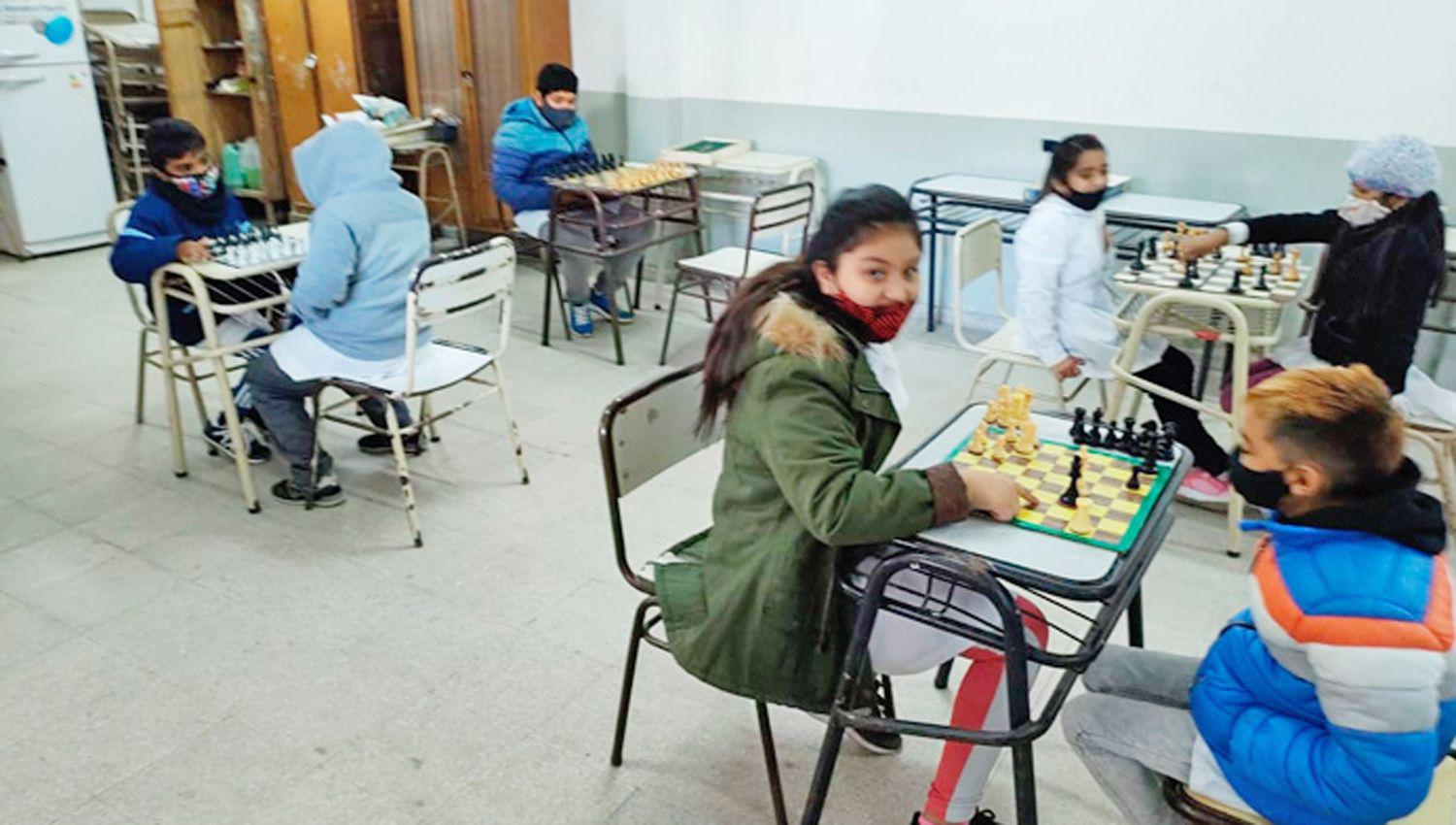 La Esc Andreacutes Ferreyra aplica el ajedrez educativo