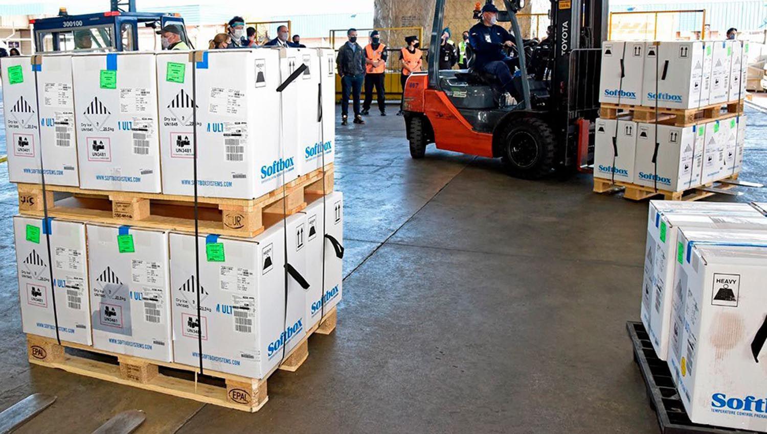 Llegaron al paiacutes maacutes de 160 mil dosis de vacunas Pfizer