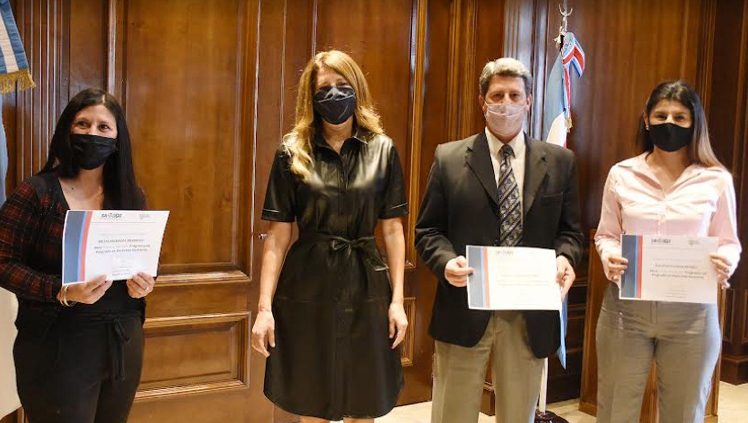 Entregaron becas para la asistencia al programa de post grado de derechos humanos