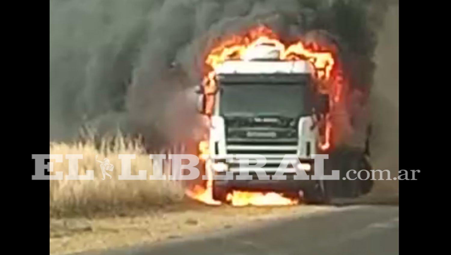 Ruta 9- voraz incendio destruyoacute un camioacuten cerca del liacutemite con Santiago del Estero