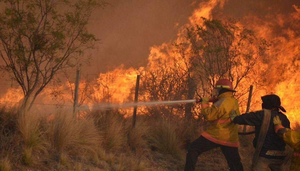 Un hombre murioacute y su hermano sufrioacute quemaduras al intentar apagar un incendio forestal