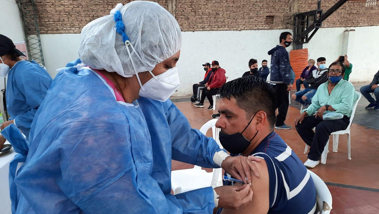 Difunden el cronograma de vacunacioacuten para el interior de la provincia- aplicaraacuten segundas dosis Pfizer y Cansino