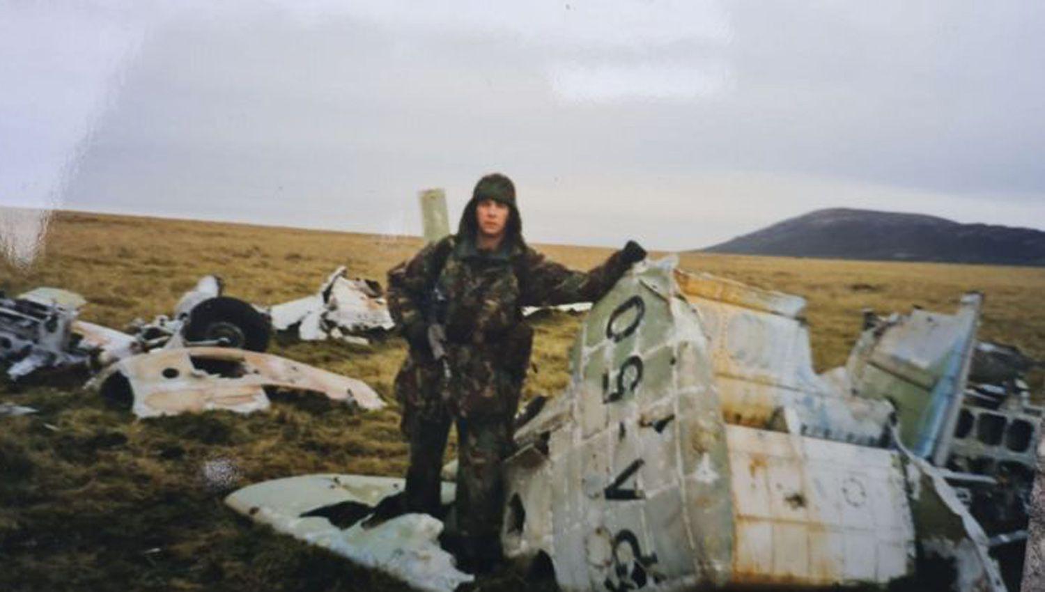 Un soldado britaacutenico devolvioacute a la Argentina los restos de un avioacuten derribado en Malvinas