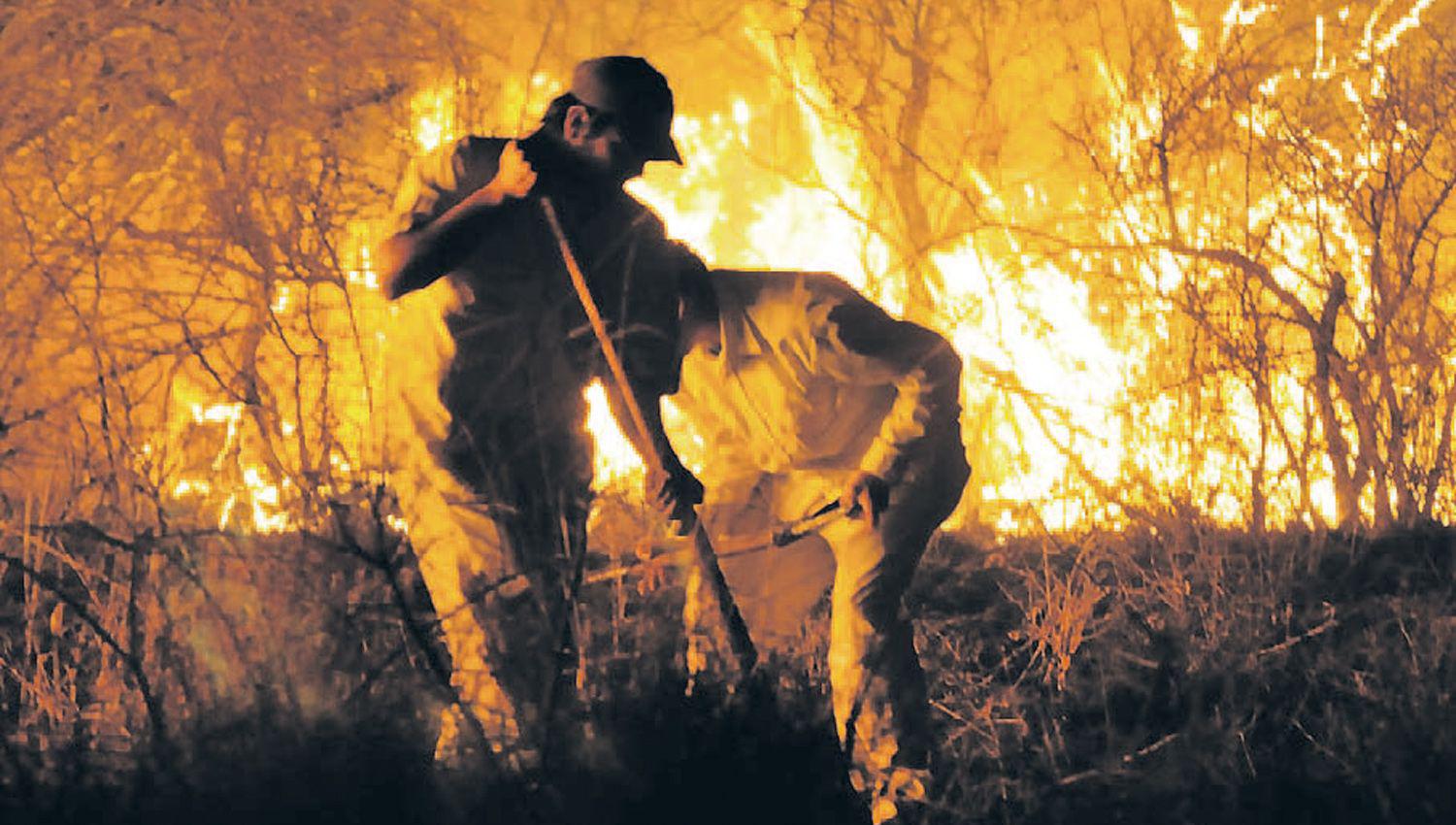 El fuego movilizó a empleados baqueanos bomberos y hasta
policías El trabajo fue intenso durante tres días