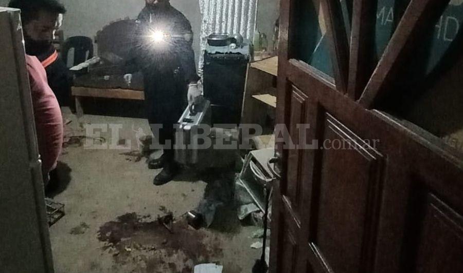 Brutal intento de femicidio- acuchilloacute varias veces a su pareja y le fracturoacute el craacuteneo