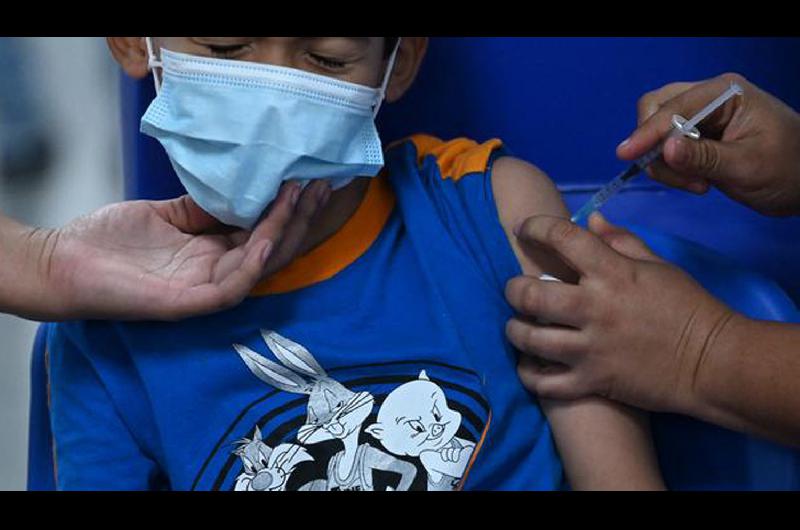 Arrancoacute la vacunacioacuten de nintildeos entre los 3 y los 11 antildeos en Santiago del Estero