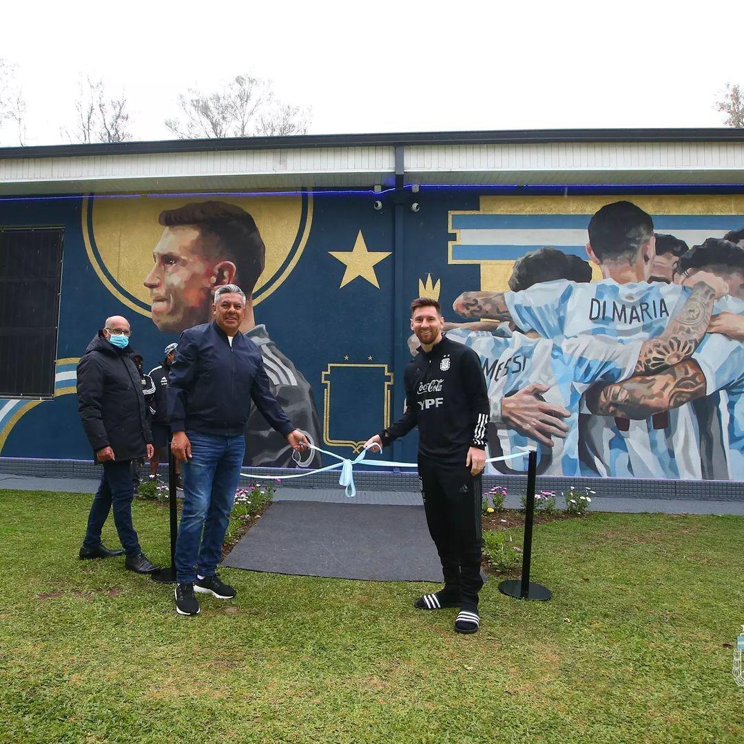 La AFA descubrioacute un mural por el tiacutetulo de la Copa Ameacuterica con Messi presente