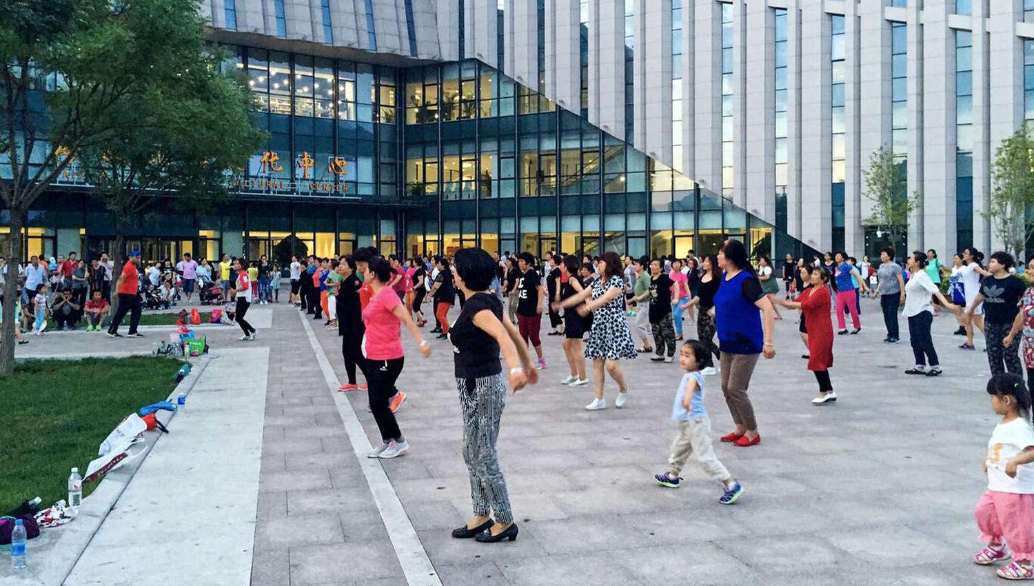 Cansados del ruido vecinos hackearon parlantes de las ldquoabuelas bailarinasrdquo en China