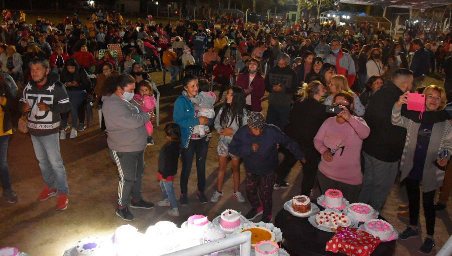 El Bingo del Diacutea de la Madre convocoacute a una multitud en San Pedro