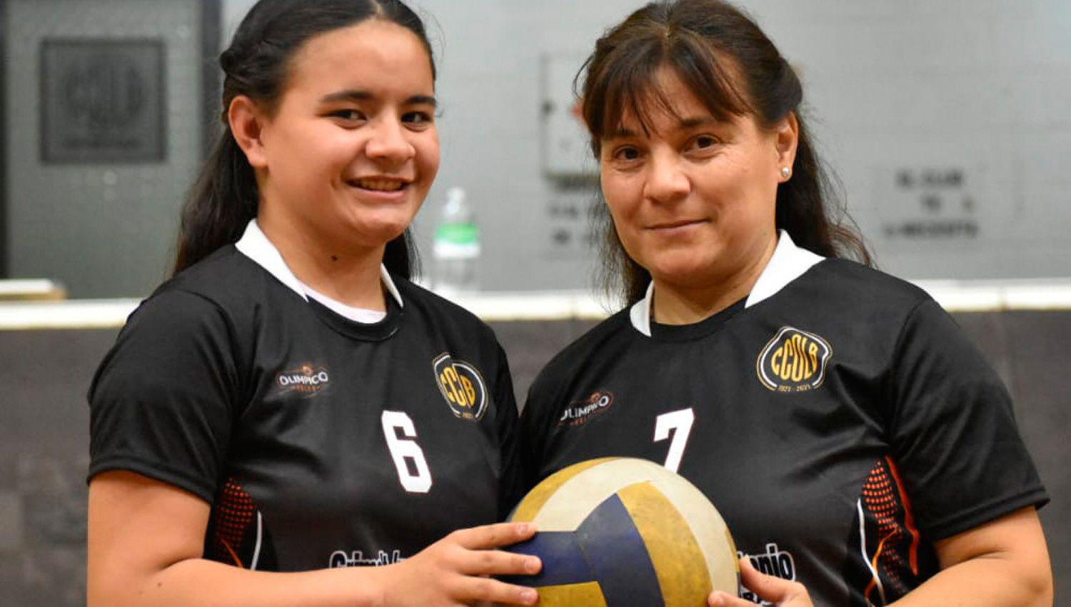 Madre e hija comparten y disfrutan de la misma pasioacuten en el Club Ciclista Oliacutempico de La Banda- el voleibol