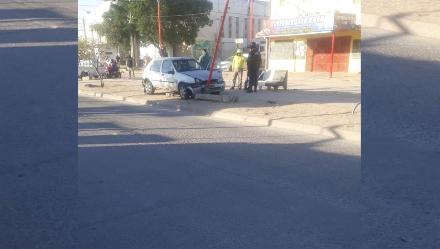 Una mujer perdioacute el control de su auto y se estrelloacute contra un poste de alumbrado