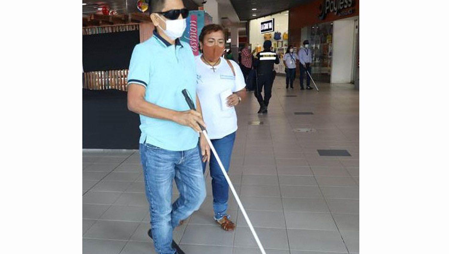 Bastoacuten Blanco- instan a cumplir ciertos haacutebitos de ayuda para personas ciegas