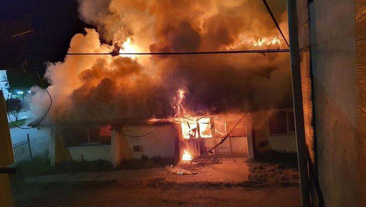 Incendiaron el edificio de un club en El Bolsoacuten y el gobierno de Riacuteo Negro pide refuerzo urgente de Gendarmeriacutea