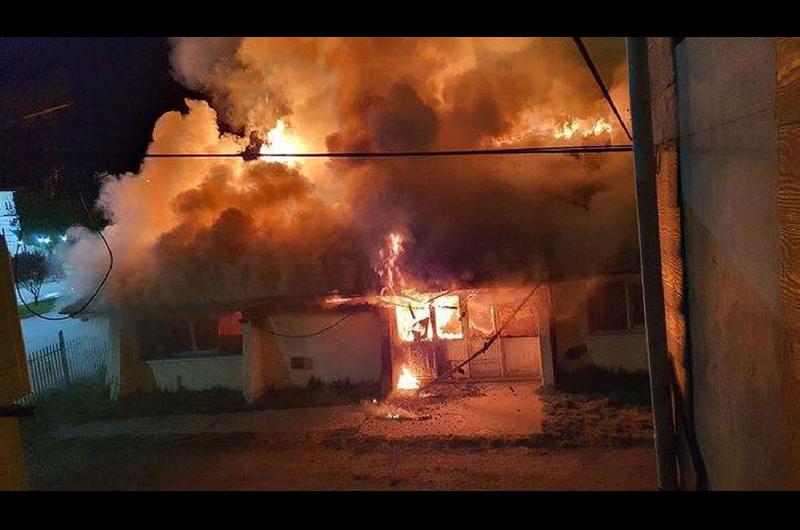 Incendiaron el edificio de un club en El Bolsoacuten y el gobierno de Riacuteo Negro pide refuerzo urgente de Gendarmeriacutea