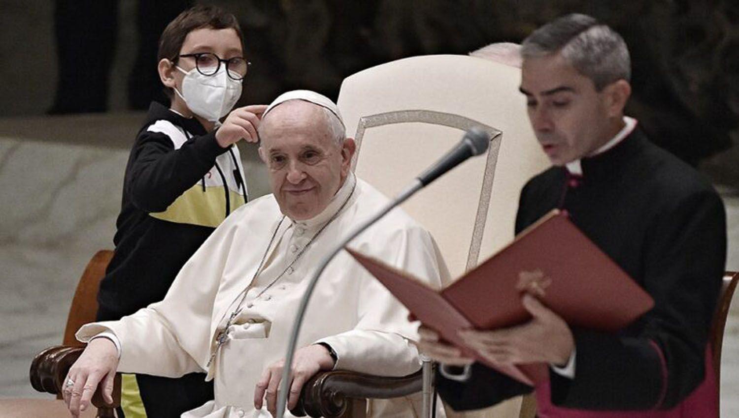 Video  El tierno momento del Papa y un nintildeo que le quiso ldquorobarrdquo el solideo y despertoacute las risas